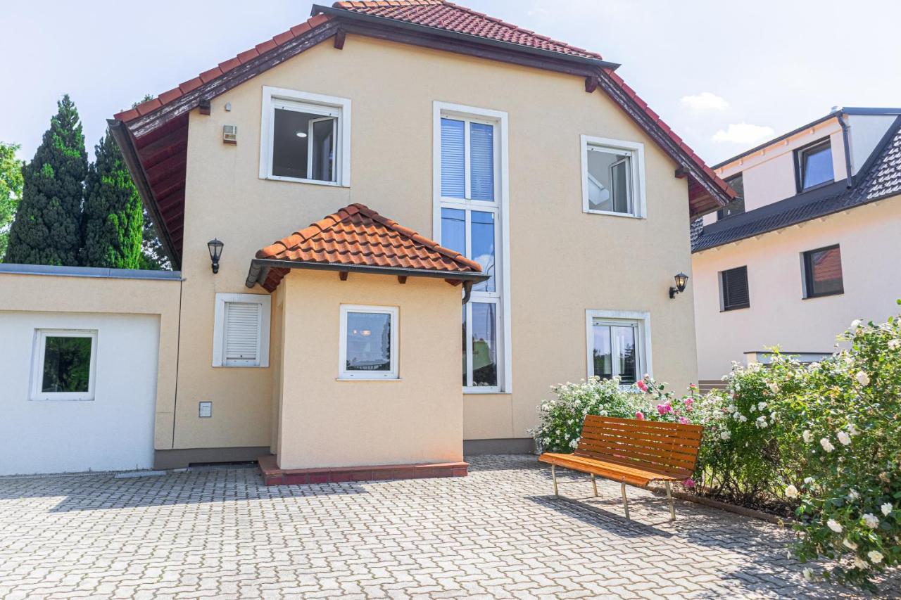 Exquisite Shared Villa - Your Private Room In This Beautiful Home Wenen Buitenkant foto